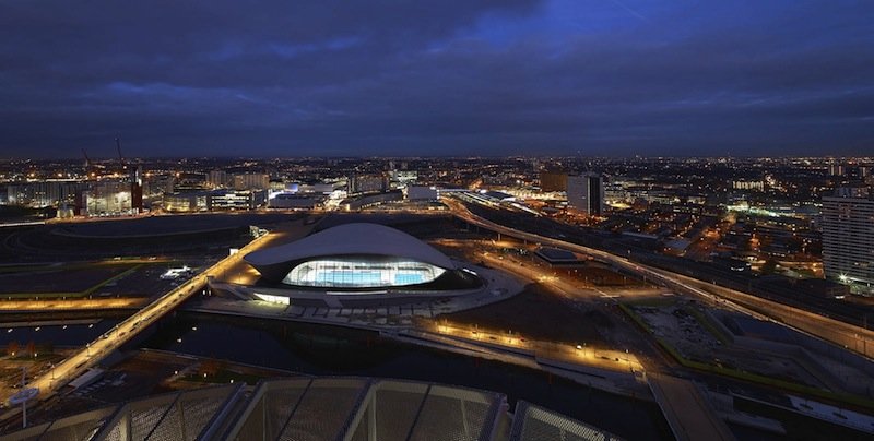 Die Schwimmhalle befindet sich am südöstlichen Ende des Olympiageländes, grenzt an den Stadtteil Stratford an und ist durch einen Themse-Kanal von den anderen Olympiastätten getrennt.