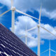 Solarpaneelen vor Windrädern vor blauem Himmel