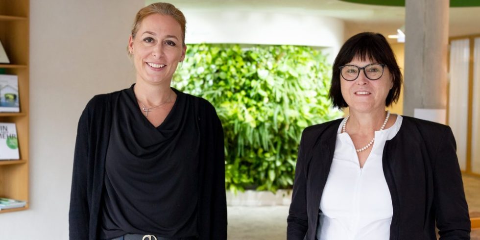 Die DGNB (Links: Christine Lemaitre, Geschäftsführender Vorstand DGNB e.V) und die IBA (Rechts: Karin Lang, kaufmännische Geschäftsführerin IBA’27 GmbH) haben einen Kooperationsvertrag beschlossen. Foto: DGNB
