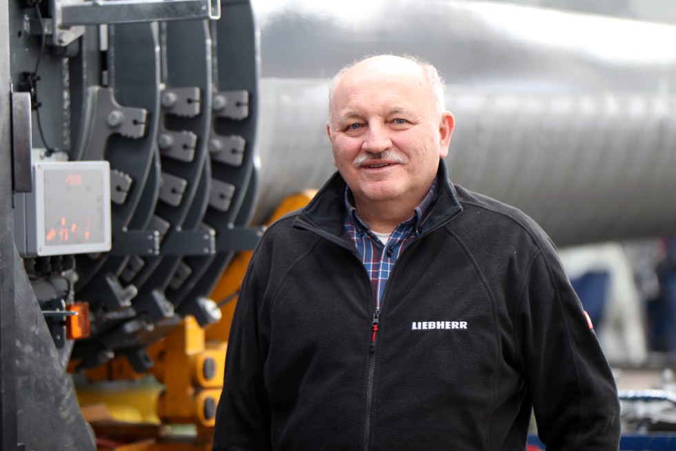 Ludwig Förder, Leiter der Teleskopausleger-Montage bei Liebherr in Ehingen: „Mit dieser Maschine können wir sehr genau positionieren, was mit dem Vorgänger nicht möglich war.“ Foto: Genkinger
