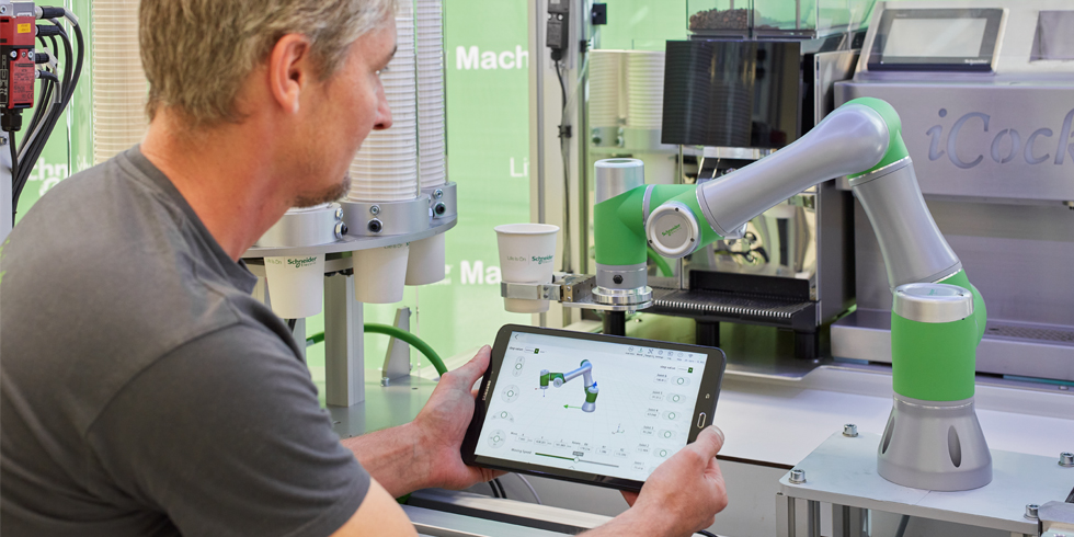 Der Lexium Cobot von Schneider Electric lässt sich unproblematisch vom Tablet aus programmieren.
Foto: 998-22309053 Cobot Images_8530 × 5686_SE0178_GMA.tif