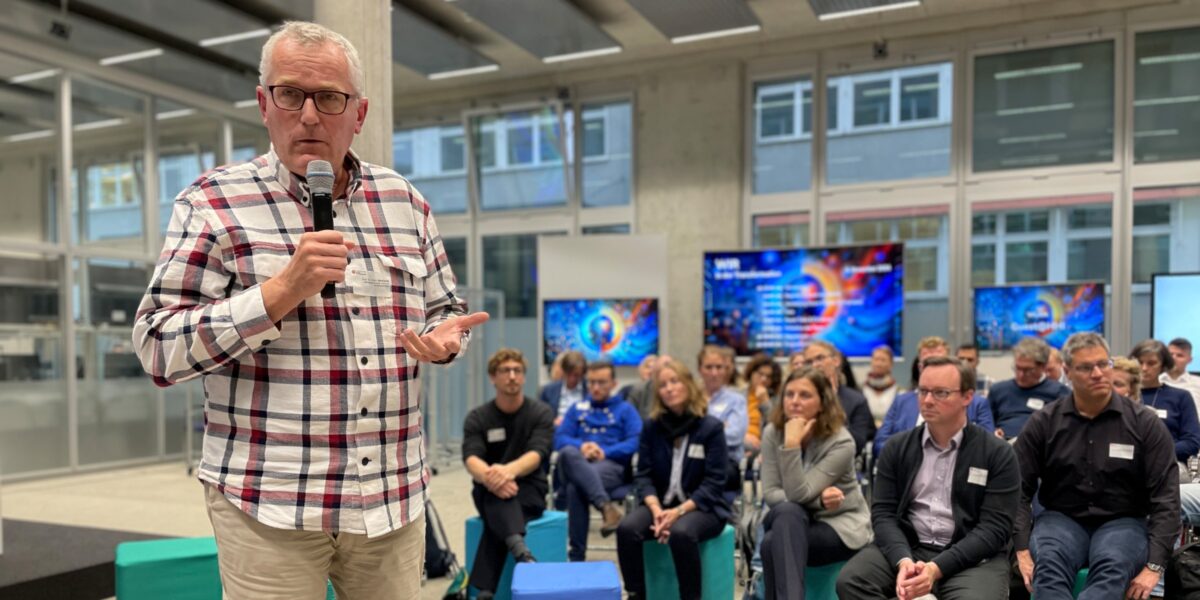 KI-Trainer Erich Behrendt geht das Themenfeld Künstliche Intelligenz praktisch und durchaus hemdsärmelig an - wie hier im Forum Digitale Technologien Berlin. Foto: Mittelstand-Digital Zentrum WertNetzWerke